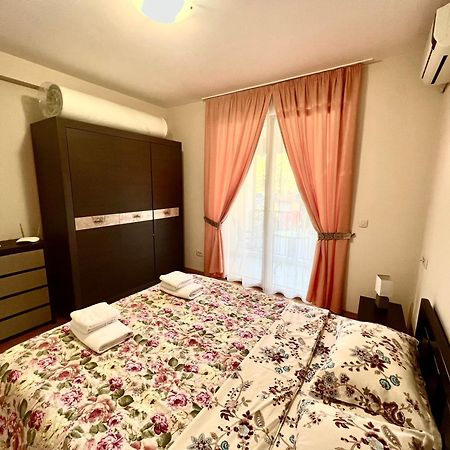 Apartments Nirgilija ติวัต ภายนอก รูปภาพ