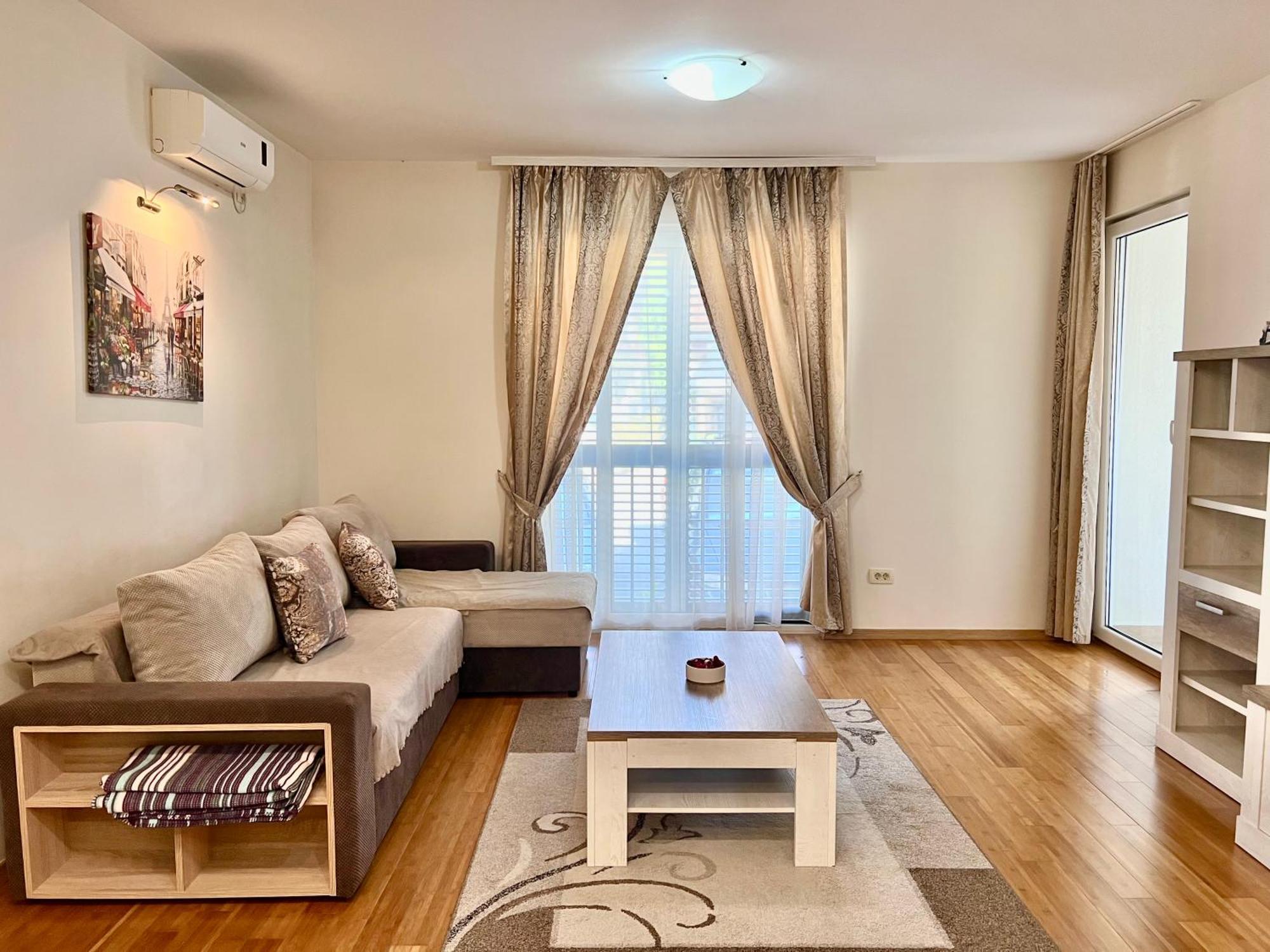 Apartments Nirgilija ติวัต ภายนอก รูปภาพ