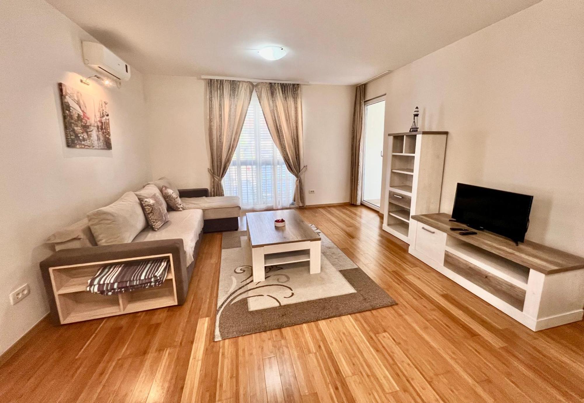 Apartments Nirgilija ติวัต ภายนอก รูปภาพ