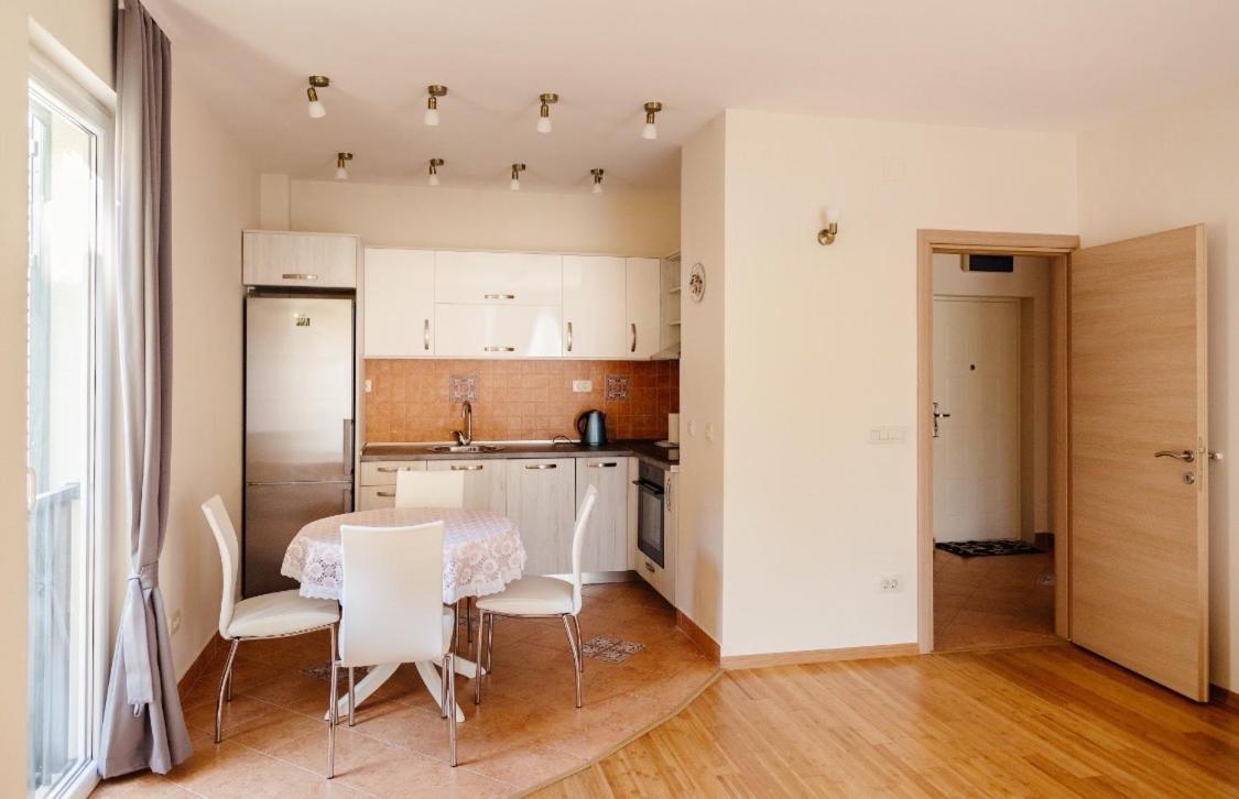 Apartments Nirgilija ติวัต ภายนอก รูปภาพ
