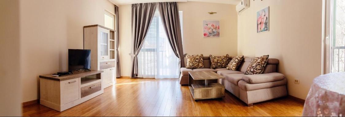 Apartments Nirgilija ติวัต ภายนอก รูปภาพ
