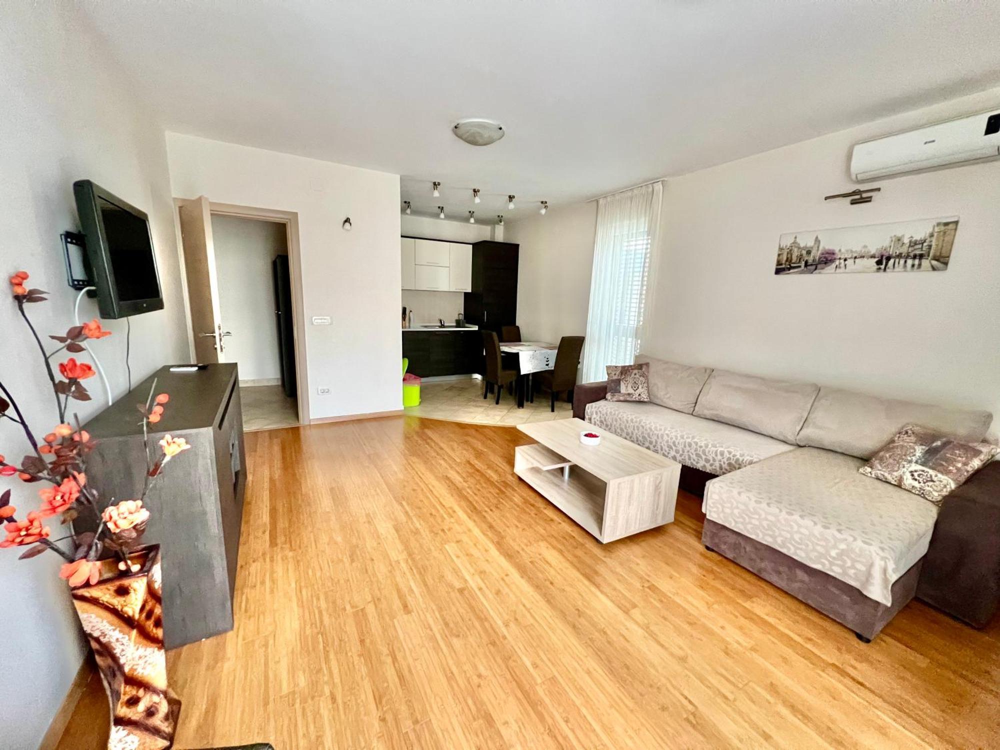 Apartments Nirgilija ติวัต ภายนอก รูปภาพ
